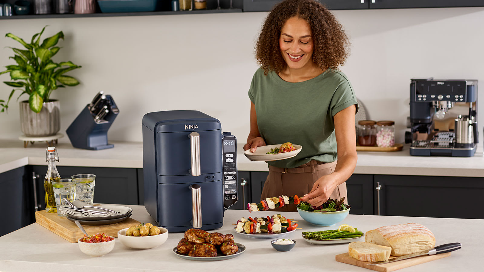Ninja-SL451UKCYD-InUse-Countertop-Kebab-Skewers-Carousel-1600x900.jpg__PID:770d677d-4bfb-4a35-a18c-db41ebaa5fa0