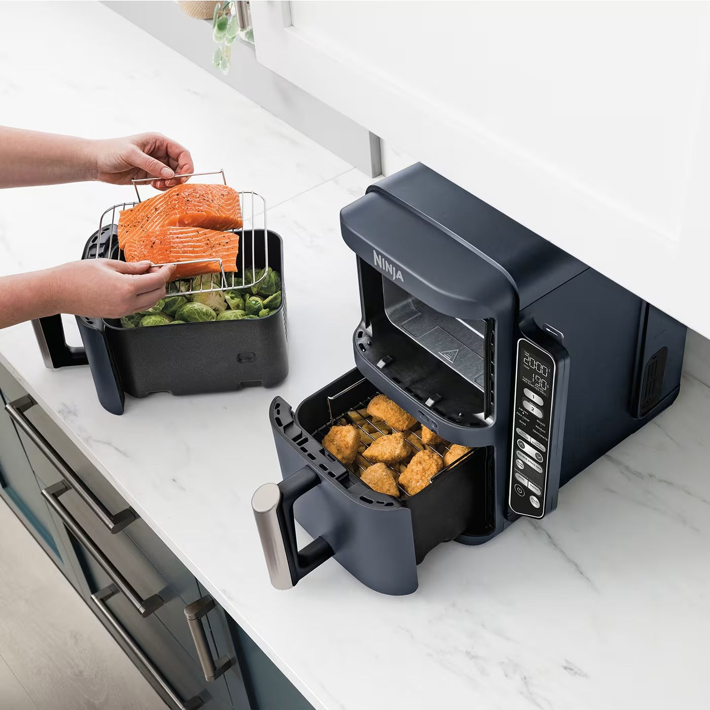 imageye___-_imgi_55_Ninja-SL451UKCYD-InUse-Kitchen-OnCounter-LoadingBasket-Woman.jpg__PID:d741770d-677d-4bfb-9a35-e18cdb41ebaa