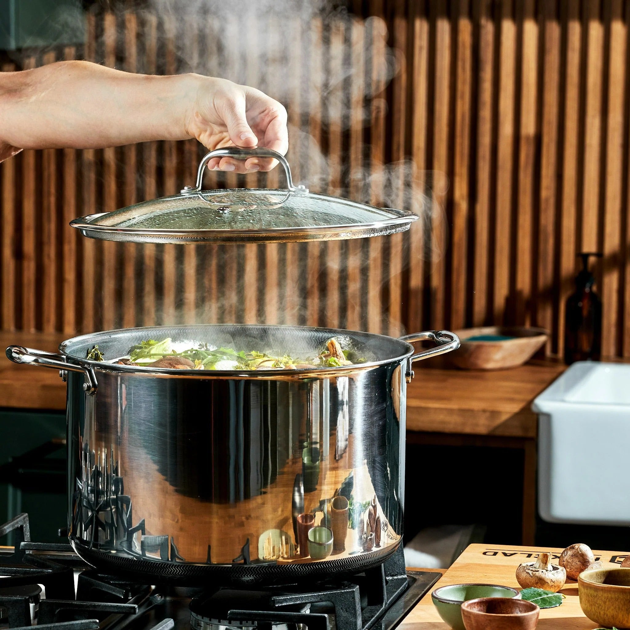 imageye___-_imgi_154_HexClad_12qtStockPot_CWPTLD12_UmamiVegetableBroth_071724_KF_05.jpg__PID:39e425fb-94d5-4522-b125-003909edb740