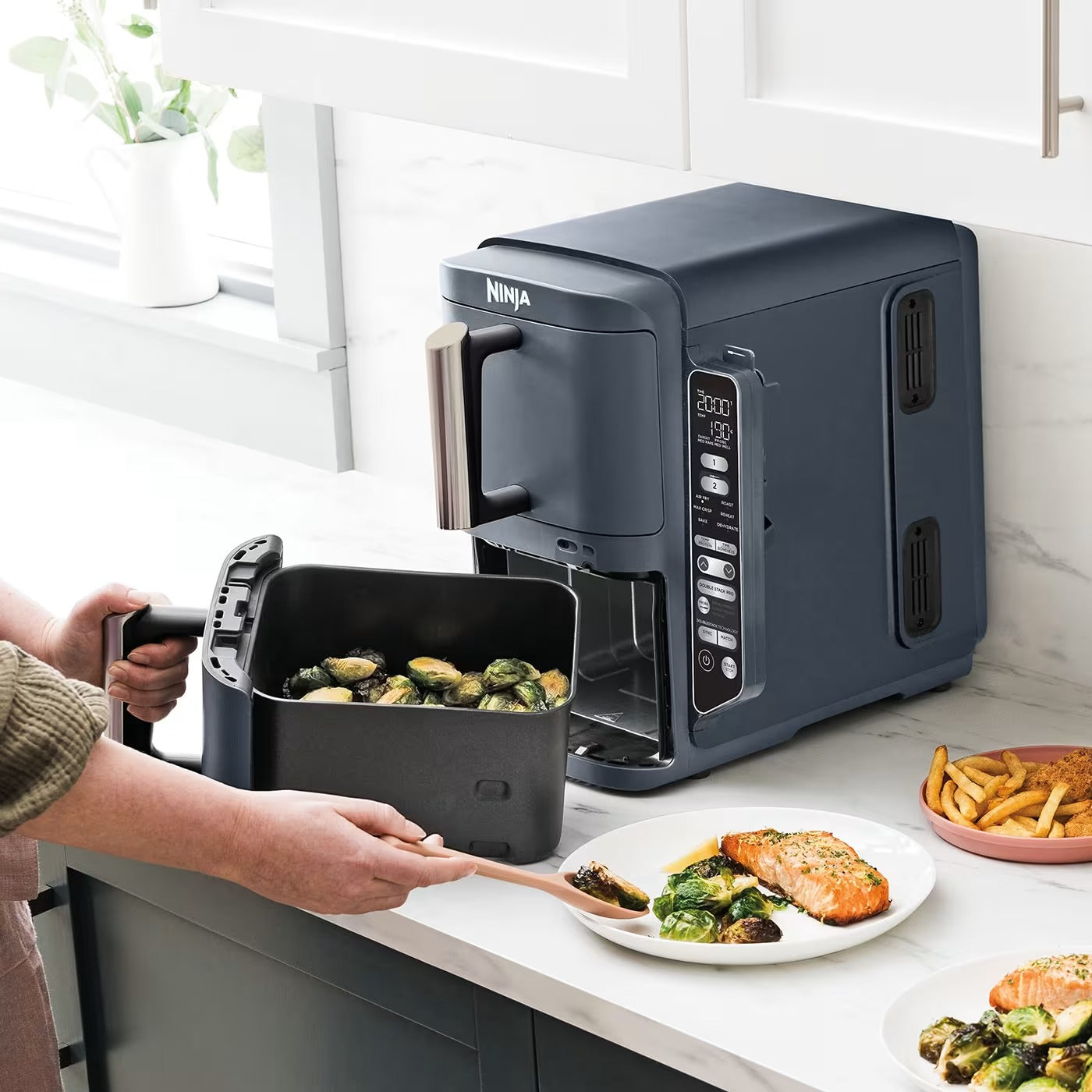 imageye___-_imgi_54_Ninja-SL451UKCYD-InUse-Kitchen-OnCounter-RemovingFood-Woman_copy.jpg__PID:08d74177-0d67-4d4b-bb9a-35e18cdb41eb