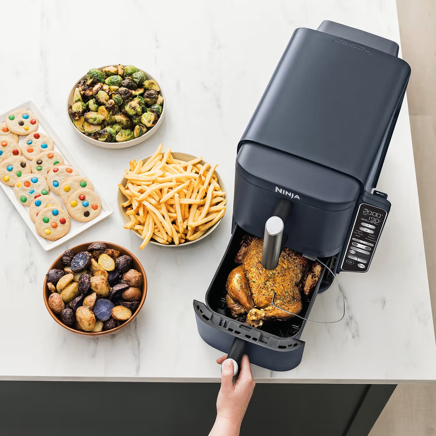 imageye___-_imgi_56_Ninja-SL451UKCYD-InUse-Kitchen-OnCounter-RemovingFood-Chicken-Woman.jpg__PID:41770d67-7d4b-4b9a-b5e1-8cdb41ebaa5f